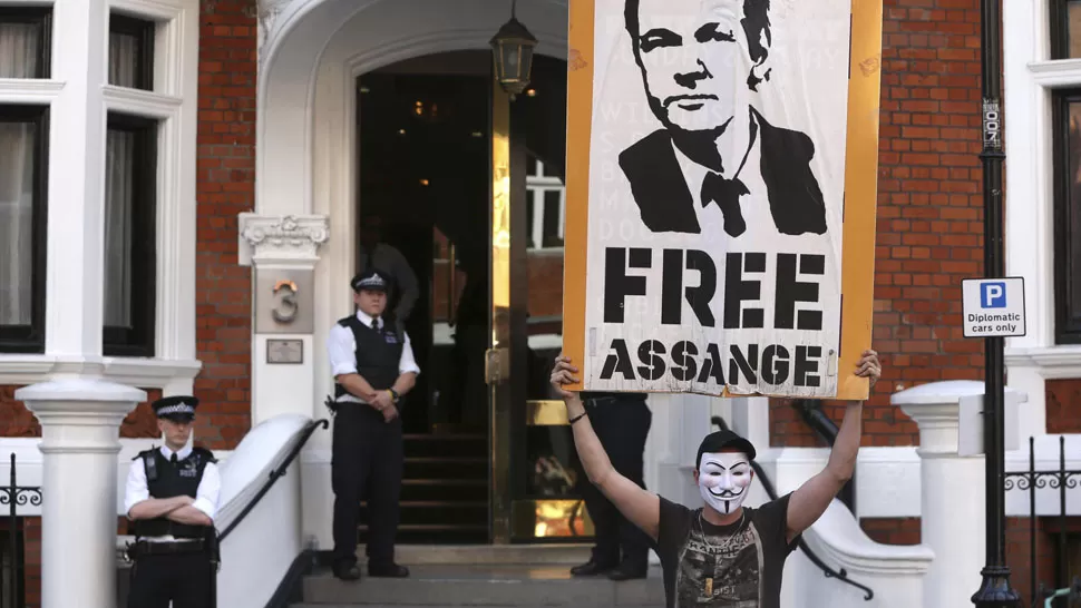HACE DOS AÑOS. Desde que se refugió en la embajada de Ecuador, Assange no salió del edificio. REUTERS