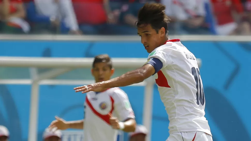 TALENTOSO. Además del gol, Ruiz aportó juego para Costa Rica. REUTERS