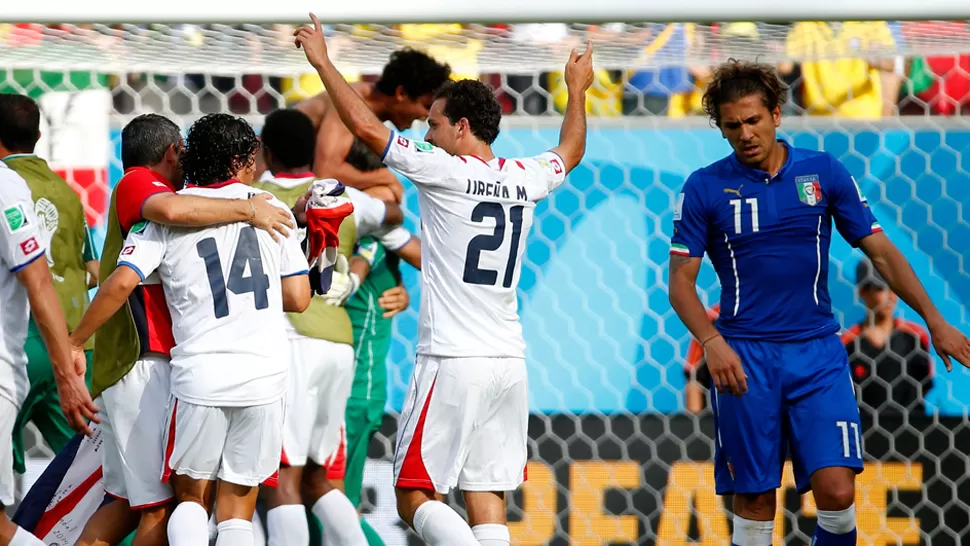 ABRAZO INMENSO. Costa Rica celebró con todo la victoria sobre Italia. REUTERS
