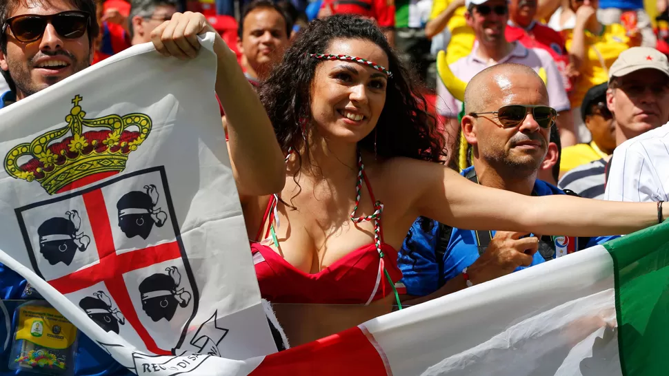 LE PUSO EL PECHO. La italiana encandiló a los fotógrafos que siguieron el partido. REUTERS
