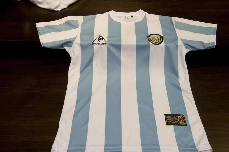 La Más buscada.
La camiseta con la que Argentina salió campeón en 1986 cuesta $439 (Marathón).  