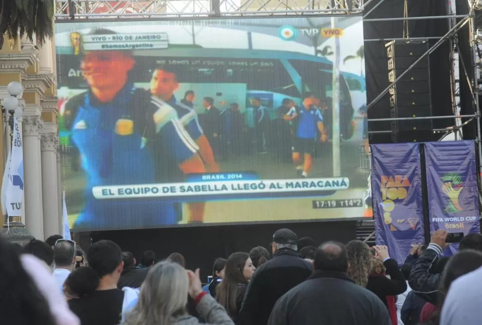 UN IMÁN. El público observa los partidos y las fotos en la pantalla de LA GACETA. 
