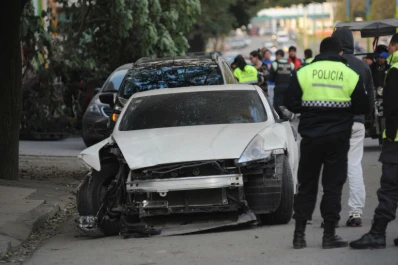 Perdió el control y chocó contra dos autos que estaban estacionados