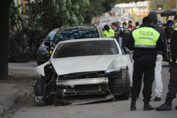 Perdió el control y chocó contra dos autos que estaban estacionados