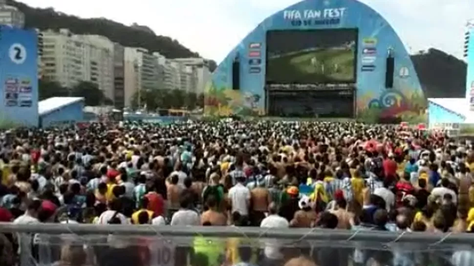 COPAMOS BRASIL. Miles de argentinos siguieron el partido desde la playa. CAPTURA DE VIDEO