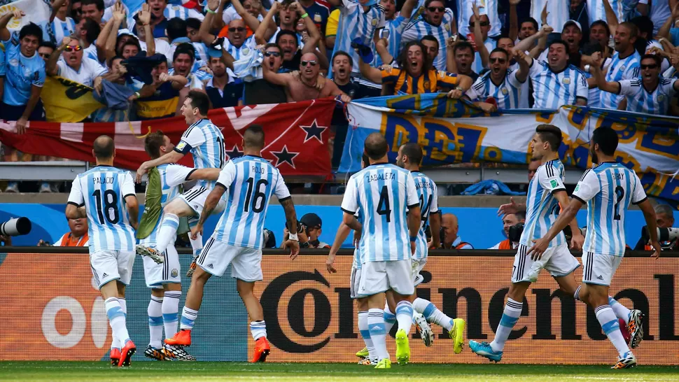 TODOS CON LIO. La Selección celebra el gol de la victoria ante la euforia de los fanáticos argentinos. REUTERS