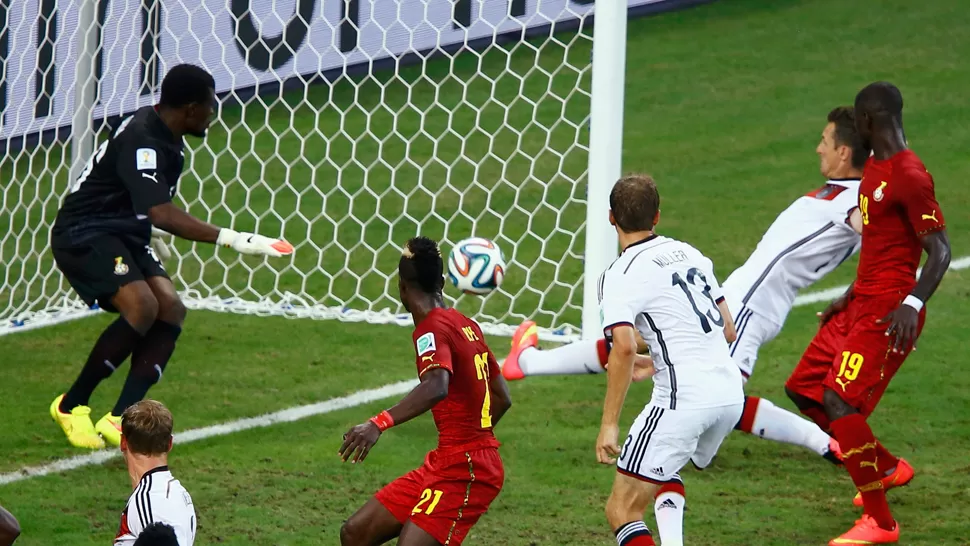 TEMIBLE. El alemán Klose convirtió en la primera oportunidad que tuvo. REUTERS