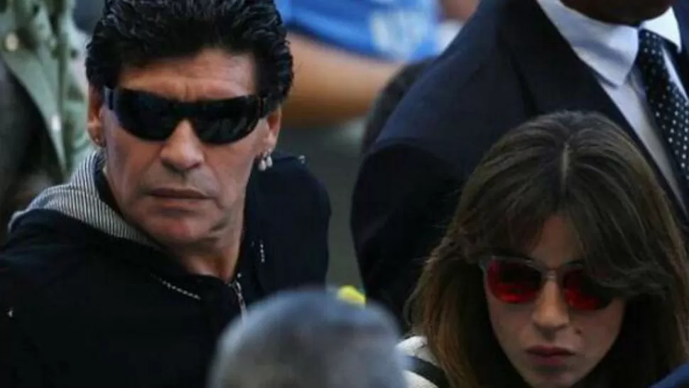 EN BELO HORIZONTE. Maradona y su hija, en el partido de Argentina. IMAGEN TOMADA DE TWITTER.COM