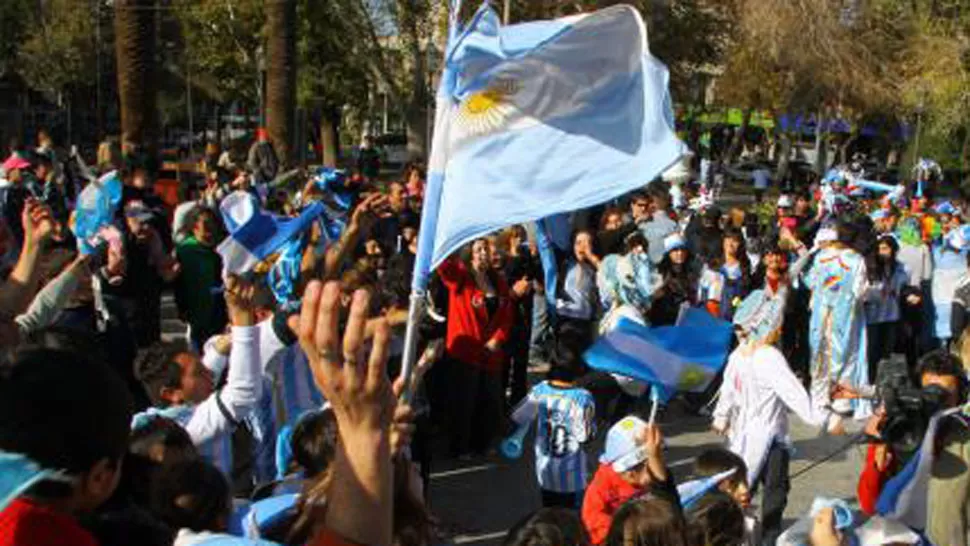 Miles de salteños salieron a las calles a festejar el triunfo de Argentina ante Irán