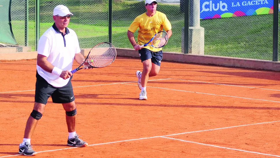A LA FINAL. Fernández Ruiz (adelante) y Bibiloni, compañeros en dobles, se enfrentarán en el partido decisivo de singles. LA GACETA / FOTO DE DIEGO ARAOZ