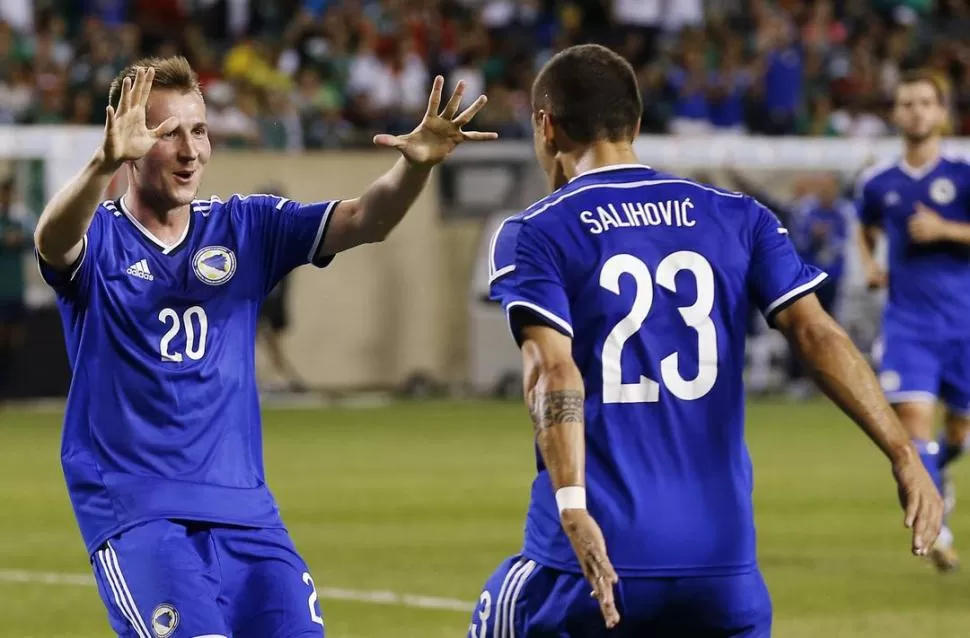 EMOCIÓN. Hajrovic y Salihovic festejan el 1-2 de Ibisevic ante la Selección. reuters