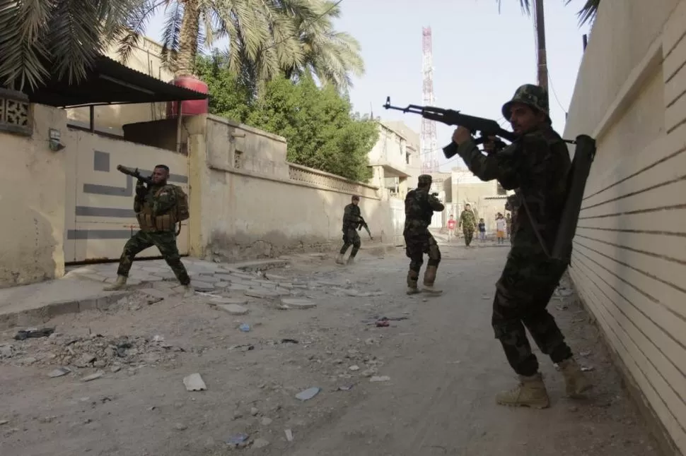 ENTRENAMIENTO. Milicianos aliados al Gobierno iraquí reciben entrenamiento en Basora. Un progresivo clima de guerra se vive en parte del país. reuters