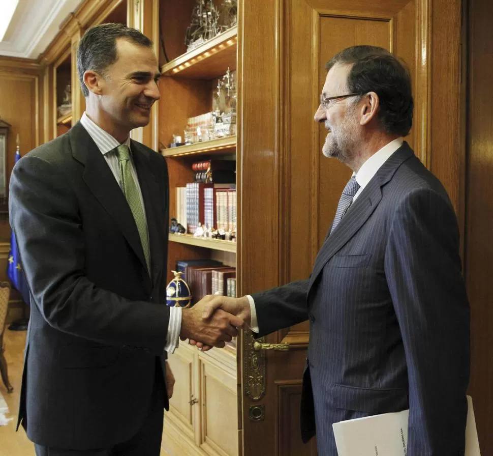 PRIMER DÍA. Felipe VI despachó asuntos de gobierno con Rajoy. reuters