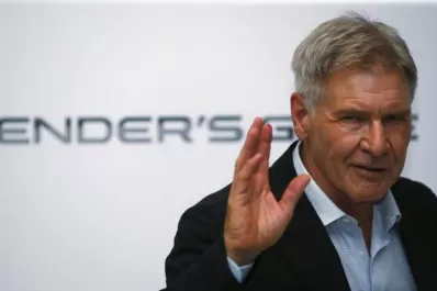 Operan a Harrison Ford de la pierna izquierda