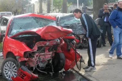 Dos autos conducidos por policías chocaron de frente y perdieron la vida dos personas