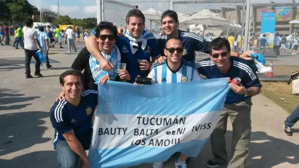 EN TODAS LAS SEDES. Tanto en Río de Janeiro como en Belo Horizonte, grupos de tucumanos alentaron a la Selección fuera de los estadios.  
