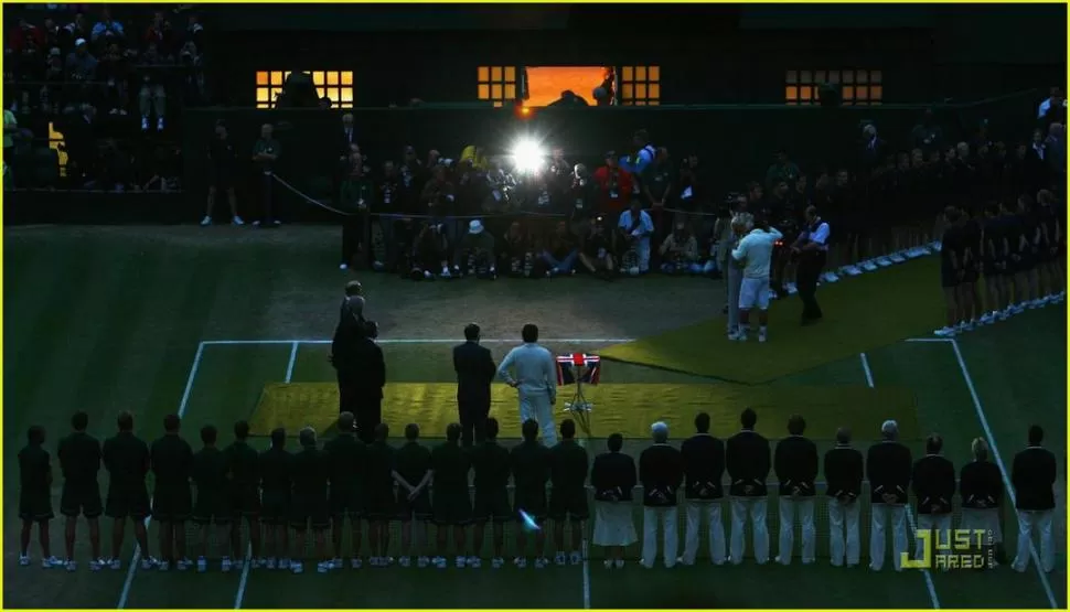 A OSCURAS. La premiación de 2008 se hizo en la noche. Nadal, que ganó, y Federer jugaron el mejor partido de la historia. 
