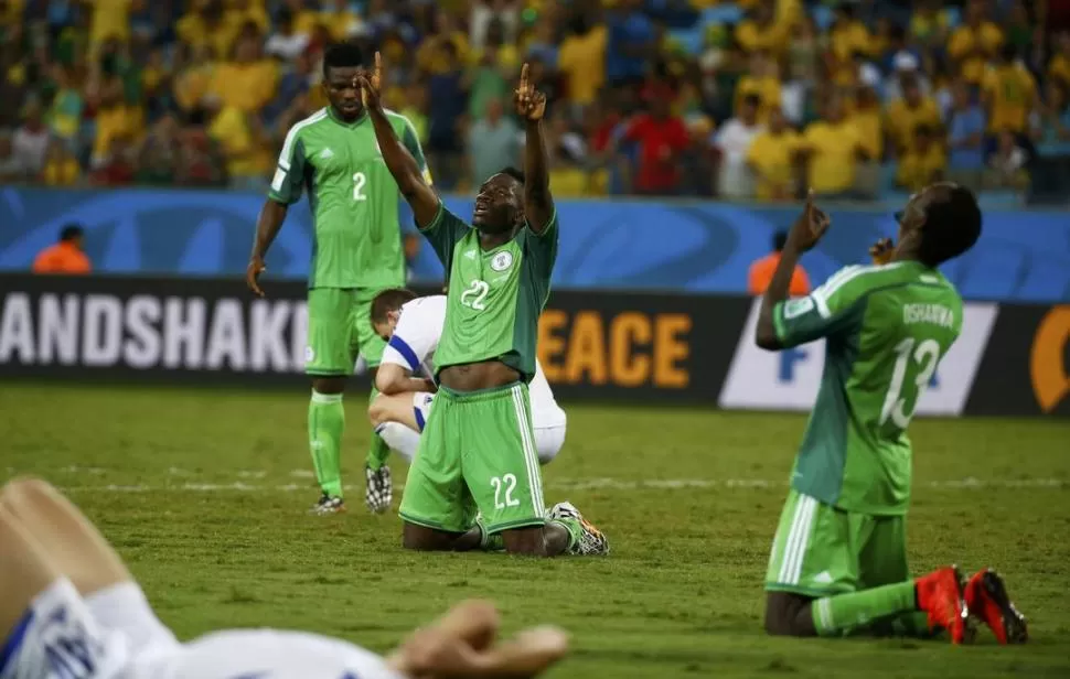 REZO AL CIELO. Omeruo festeja el triunfo de Nigeria que lo deja a un paso de la clasificación a octavos de final del Mundial. 