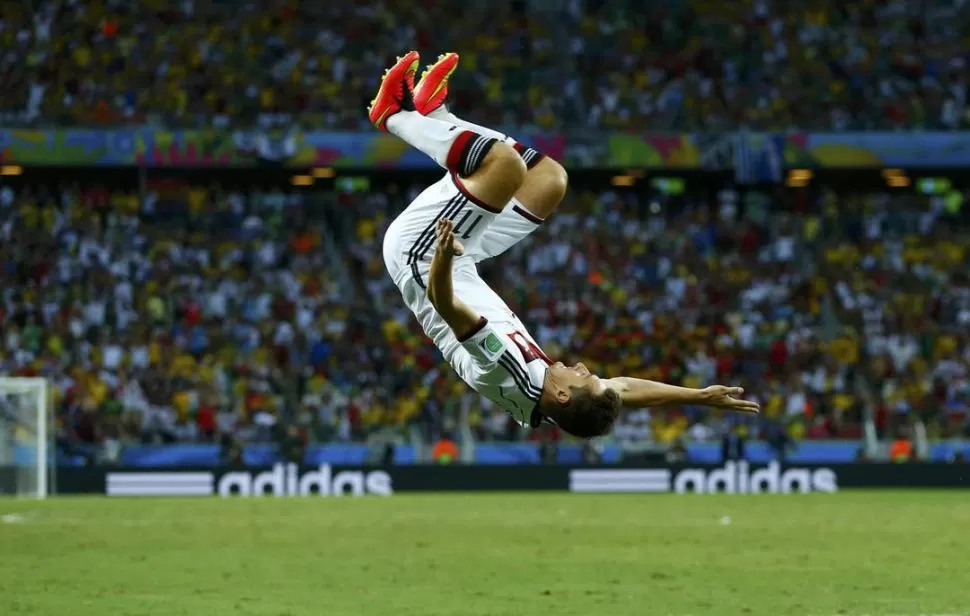 DE RAZA PURA. A Miroslav Klose le alcanzaron dos minutos en la cancha para convertir el empate y quedar en la historia. REUTERS