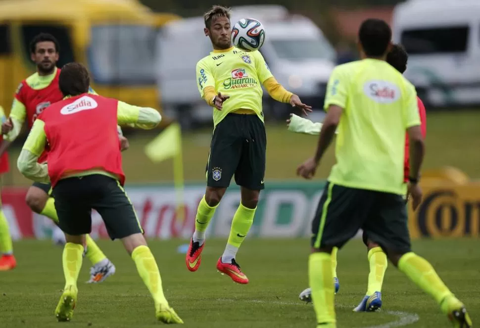EQUIPO. En Brasil piden que el equipo actúe como tal sin depender de Neymar. 