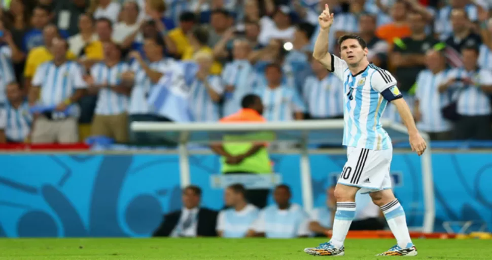 Allá vamos, parece decir Messi luego de convertirle a Irán en el triunfo de Argentina por 1-0.