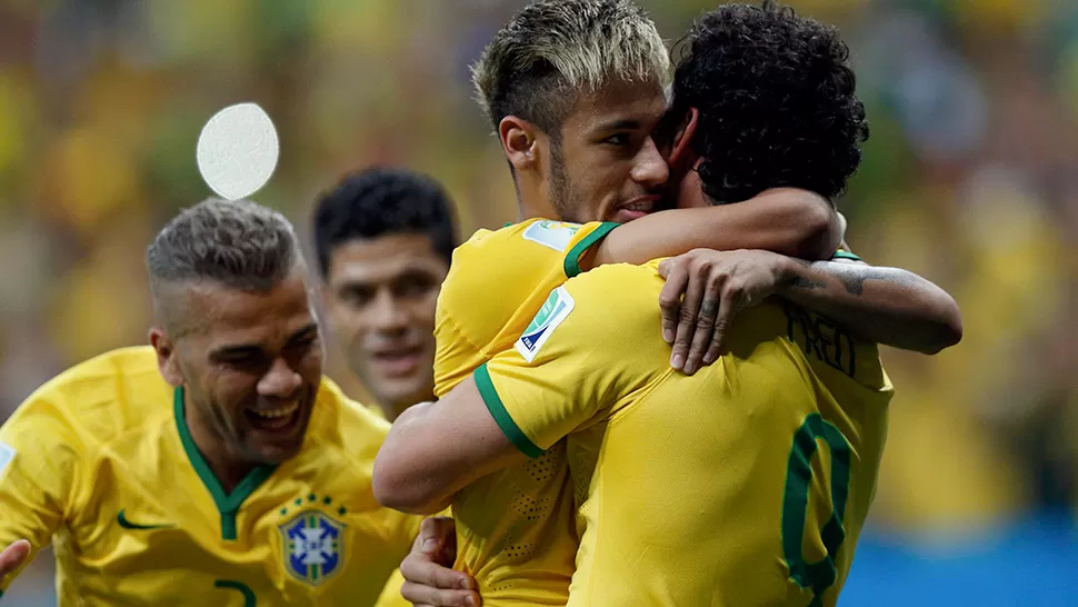 SOCIOS. Neymar abraza a  Fred luego de su segundo gol. REUTERS