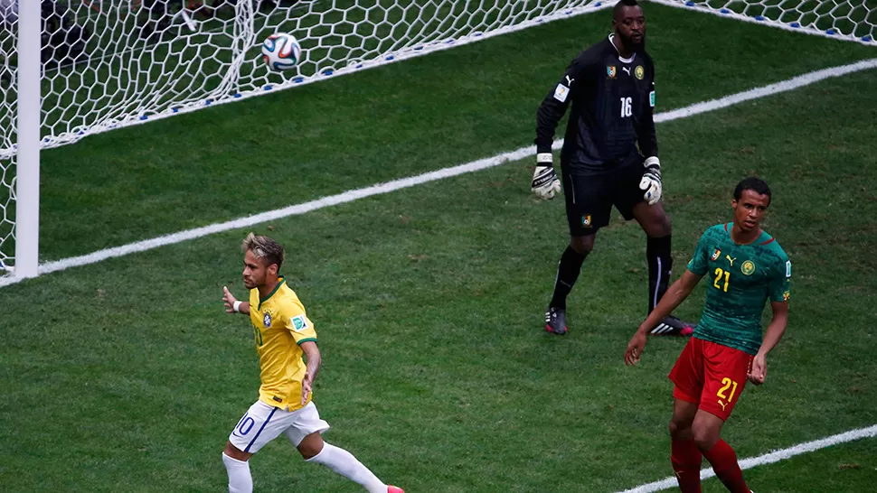  UN FESTÍN. Neymar gambeteó, hizo caños y marcó dos goles ante Camerún. REUTERS