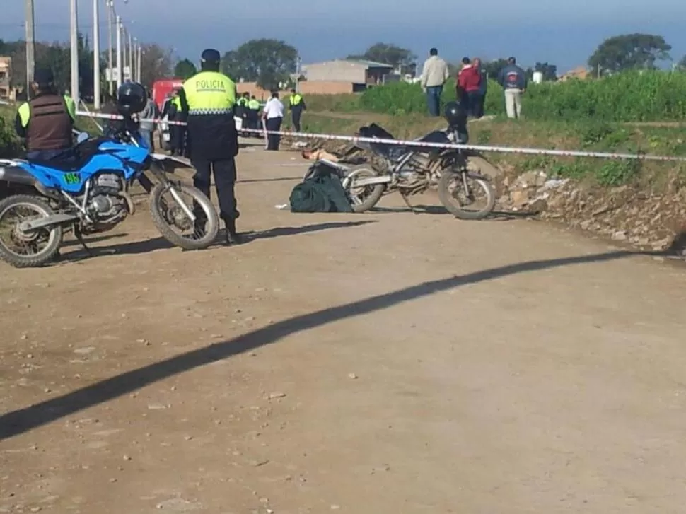 ZONA PRESERVADA. La Policía colocó cintas en el lugar del hallazgo del cuerpo para que trabajen los peritos. gentileza marcos rodríguez 
