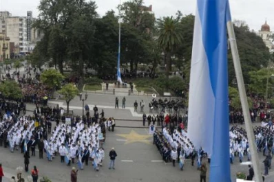 El fervor patrio copó la plaza Independencia
