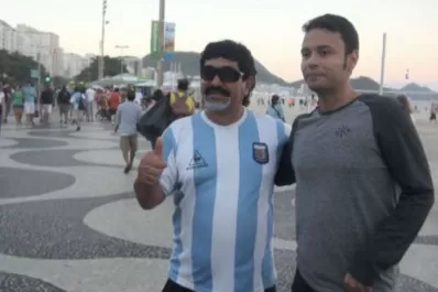 Un doble de Maradona se gana la vida durante Brasil 2014