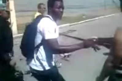 El ghanés Muntari repartió plata en una favela brasileña