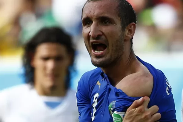 Suárez mordió a Chiellini y se podría perder el resto del Mundial