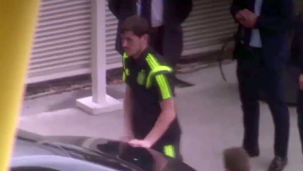 ARRIBO TRISTE. Casillas, el arquero español, arriba al aeropuerto de Madrid. CAPTURA DE PANTALLA