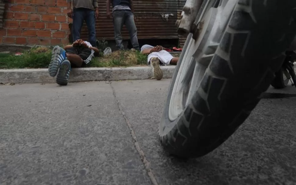 SOSPECHOSOS. La semana pasada, la Policía realizó un operativo en Concepción en el que secuestraron motos robadas y detuvieron a dos menores. la gaceta / fotos de osvaldo ripoll