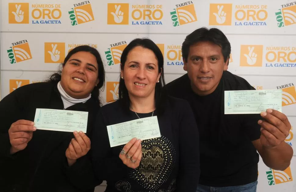 LOS CHEQUES EN LA MANO. Lorena Avellaneda, Claudia Alderetes y Luis Romero posan con sus premios. la gaceta / foto de antonio ferroni