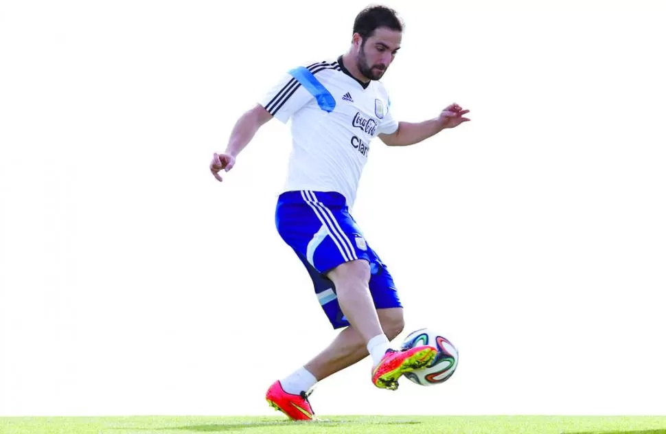 LLEGÓ EN INFERIORIDAD FÍSICA. “Pipita” Higuaín puede ser el socio que tanto necesita Messi en el Mundial. 