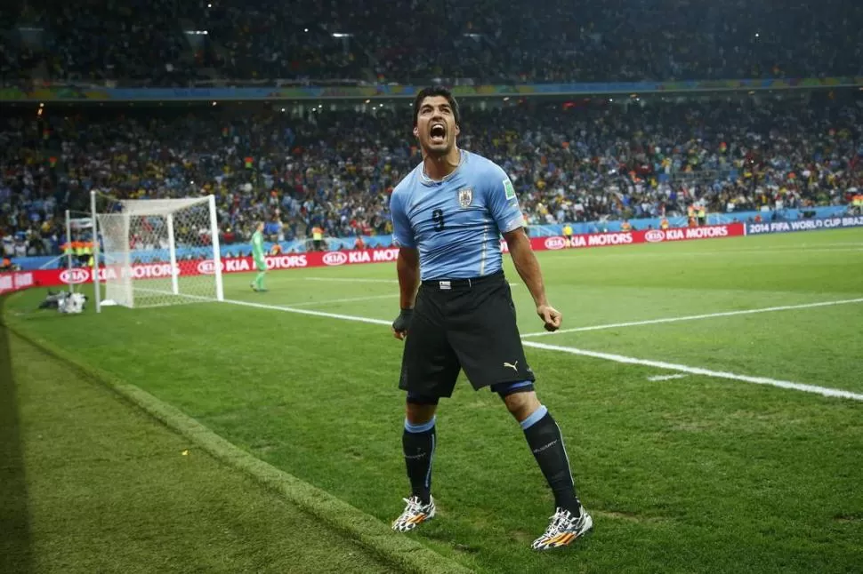 PASA UNO. Suárez quiere ser el héroe de Uruguay (arriba); Balotelli, el de Italia.  fotos reuters
