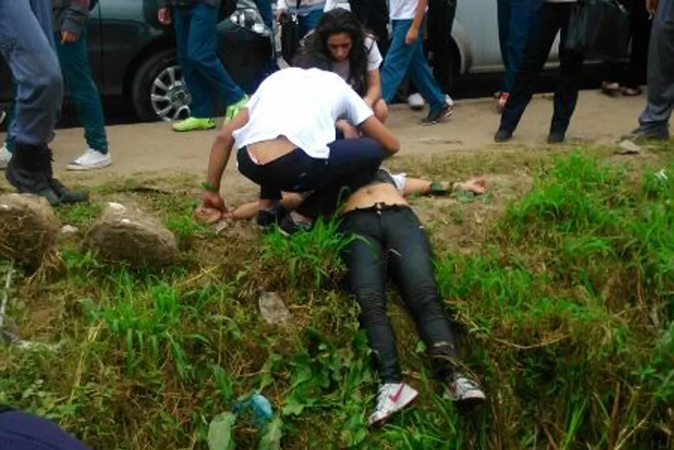 DESMAYADA. Una de las adolescentes quedó inconsciente y fue rescatada de la zanaja por un policía. FOTO TOMADA DE RADIOLAVOZ.COM.AR