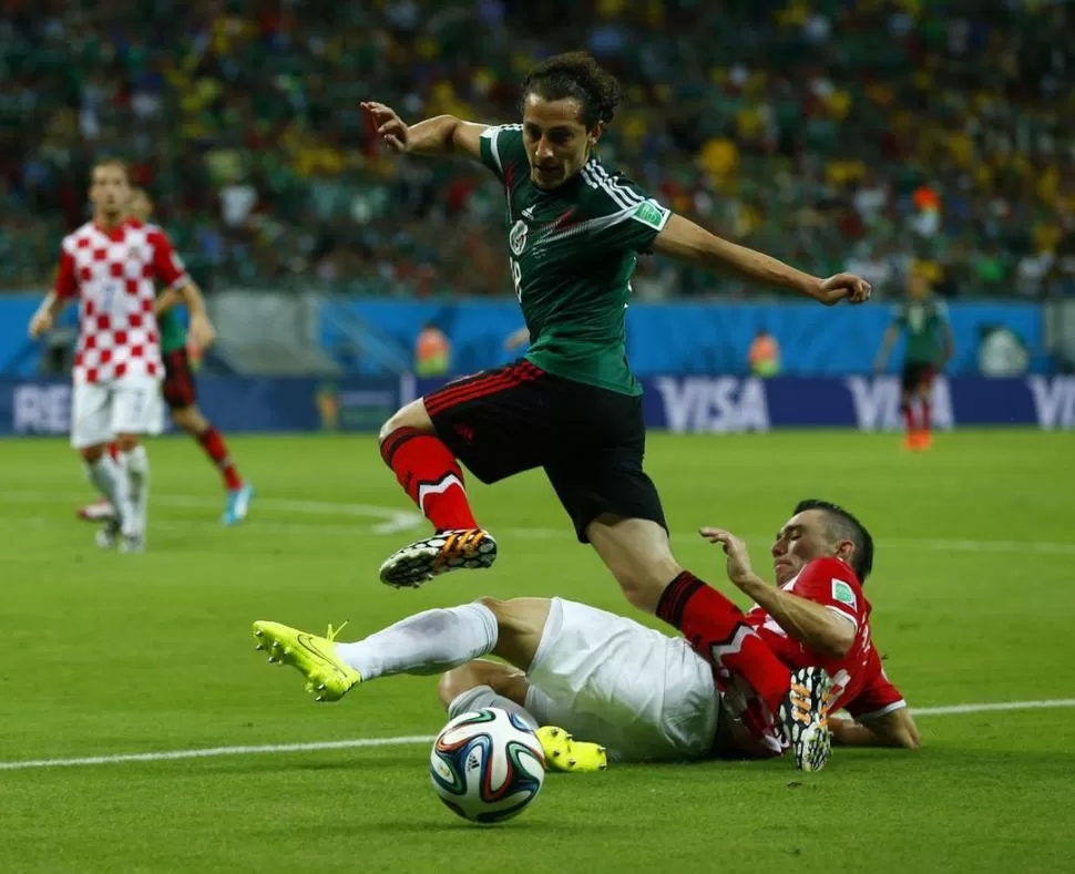 PELIGROSO. Guardado fue el más “picante” del ataque mexicano. Marcó un gol y pudo meter otro, pero se lo “atajó” Srna. 