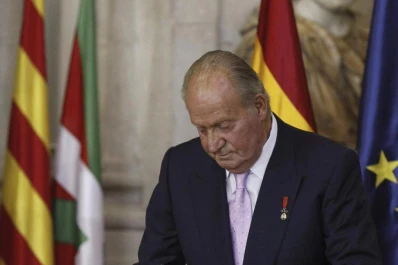 Una reforma “exprés” le daría fueros al ex rey Juan Carlos