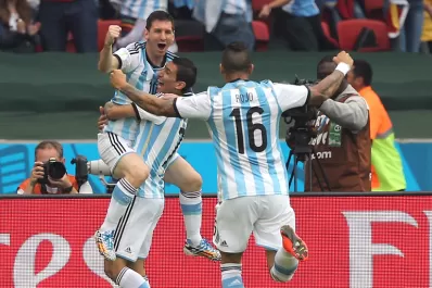 Argentina se metió en octavos de final con Messi en su mejor momento