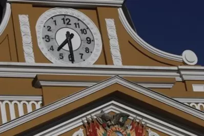 El reloj del Congreso boliviano ahora gira al revés