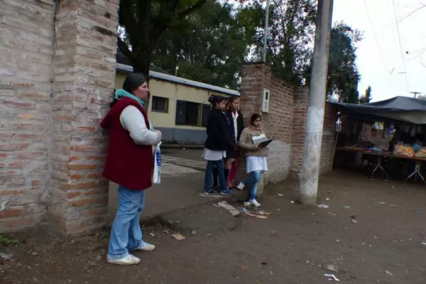 Rosario cuida que nadie se acerque a vender droga a la puerta de la escuela Illia