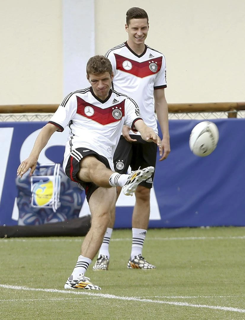 EL DIFERENTE. Müller se divierte con una pelota de rugby en la sesión de ayer. 