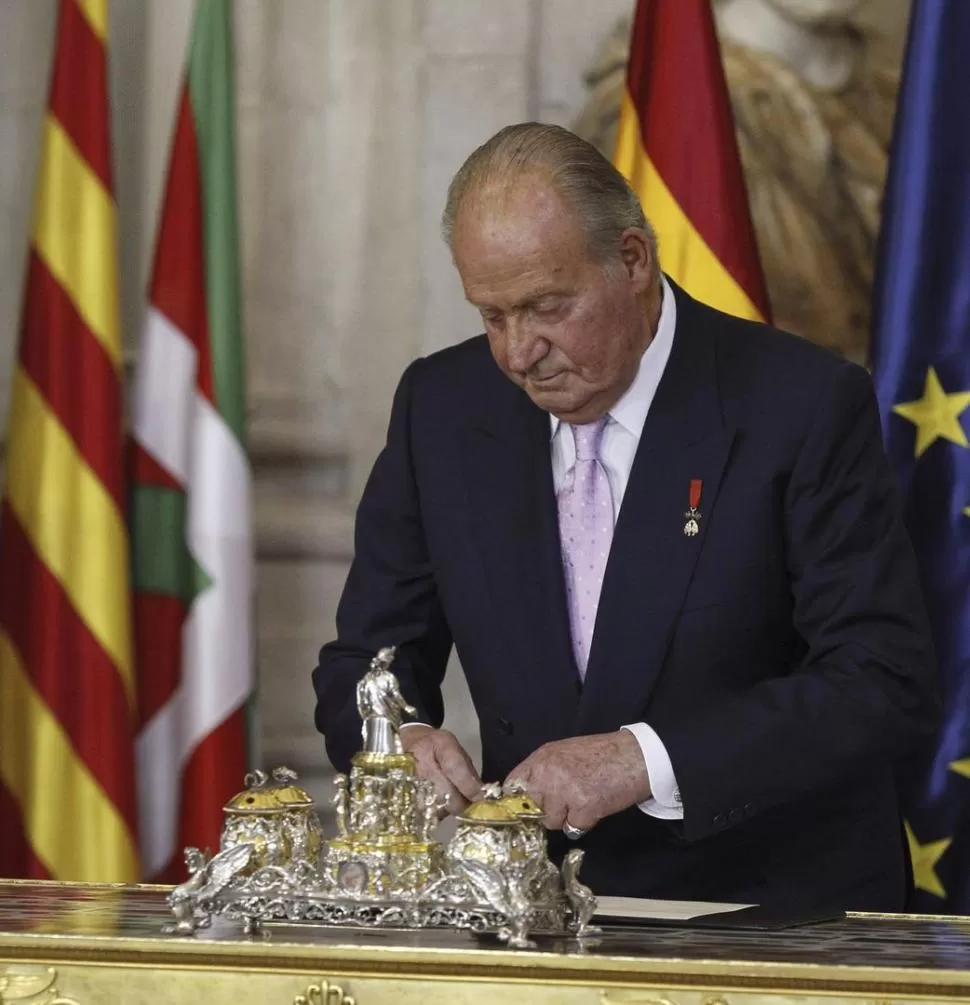 MOMENTO DE LA ABDICACIÓN. A partir de esta decisión, el ex rey Juan Carlos quedó sin fueros y privilegios. REUTERS