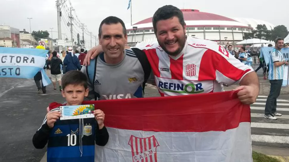 PRIVILEGIADOS. Solbes viajó a Porto Alegre con su hijo y un amigo. LA GACETA / FOTO DE GUILLERMO MONTI