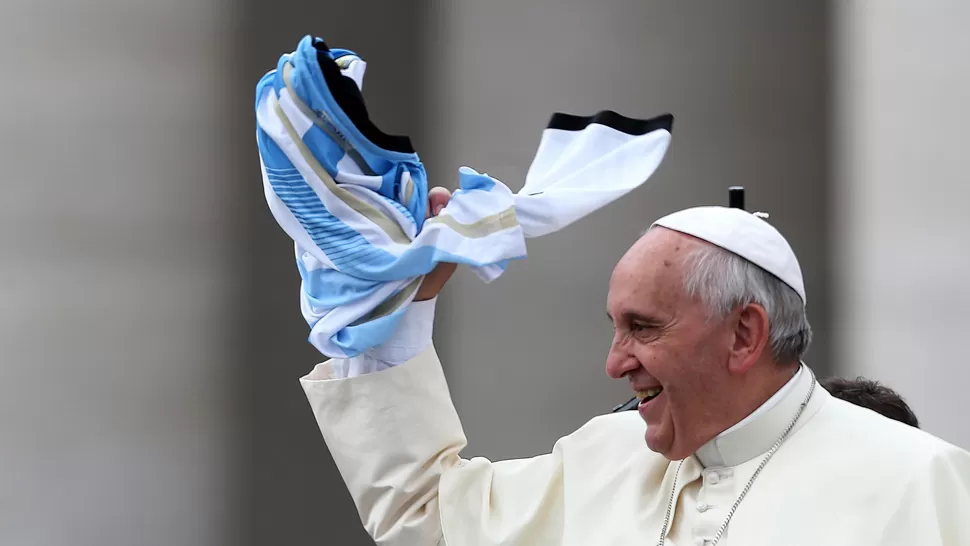 ALIENTO SAGRADO. El Papa Francisco dejó clara, una vez más, su pasión futbolera. REUTERS