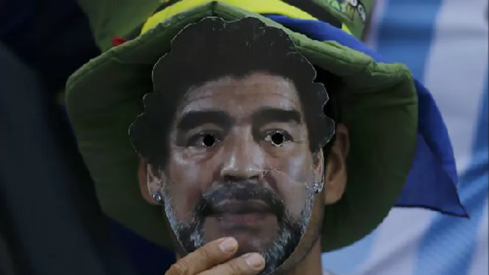SIEMPRE ESTA. Un hincha se puso una careta con la foto del Diego durante el partido ante Irán. ARCHIVO