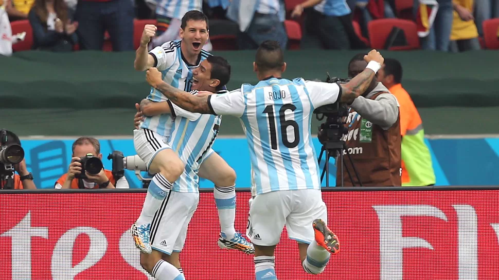 BIEN ALTO. Messi, que brilló ante Nigeria, celebra con Mascherano y con Rojo, que anotó un gol. REUTERS