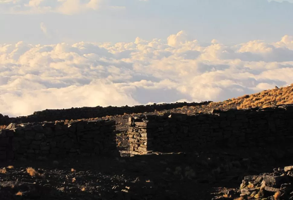 A 4.400 MSNM. El sitio arqueológico es una de las postales más bellas de los Nevados del Aconquija, pero muy poca gente puede conocerlo. foto gentileza de Parque Nacional de los Alisos